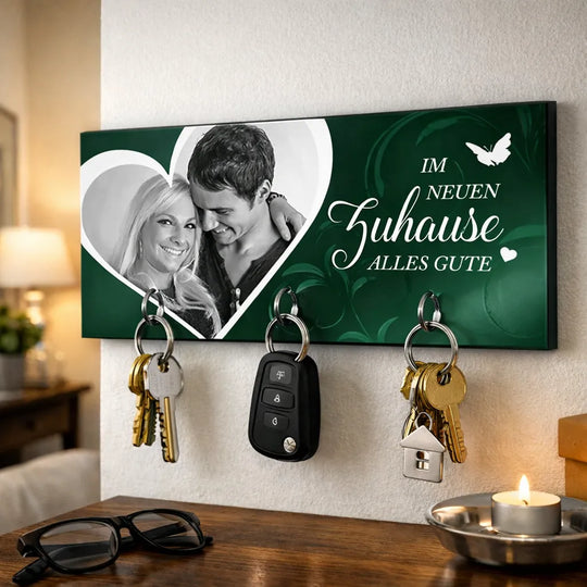 Personalisiertes Schlüsselbrett mit grünem Design und Foto, dekorativ an der Wand im Flur mit Schlüsseln an Metallhaken.