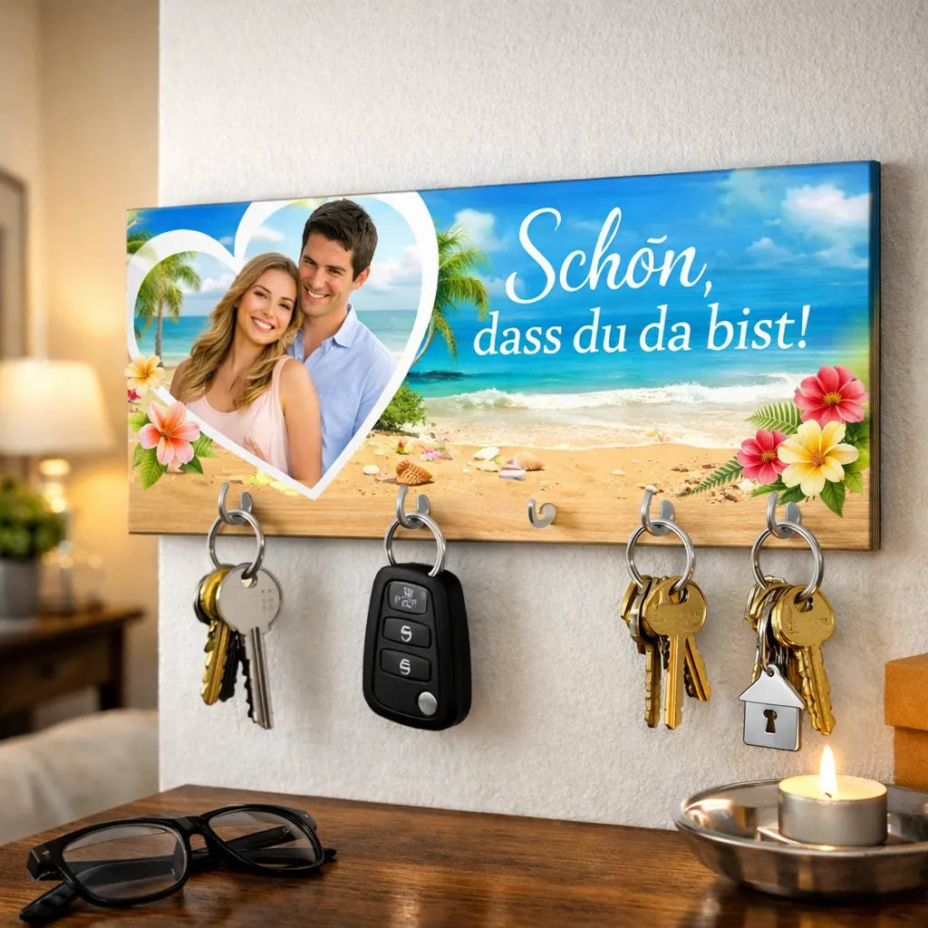 Personalisiertes Schlüsselbrett mit Strandmotiv und Foto, montiert im Eingangsbereich mit mehreren Schlüsseln an den Haken.