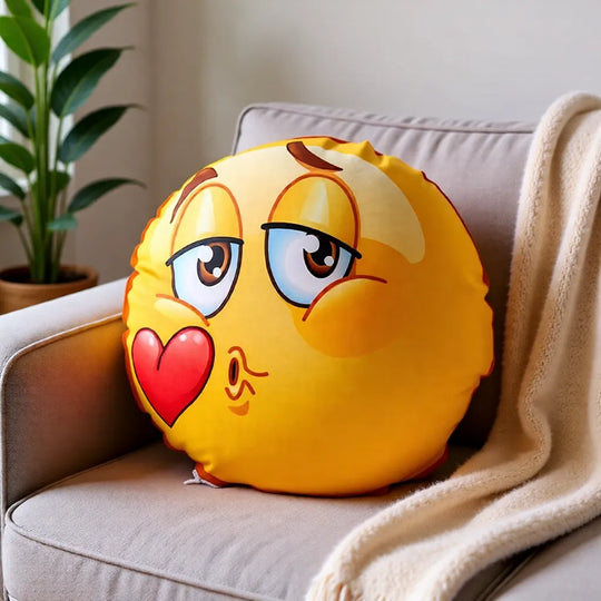 Rundes Smileykissen mit Kussmund-Design auf Sofa – personalisierbar mit Foto oder Spruch