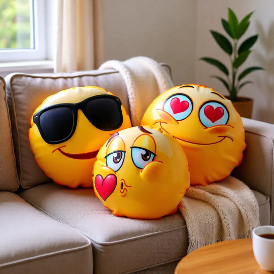 Drei personalisierte Smileykissen Designs Cool, Kuss und In Love auf Sofa arrangiert
