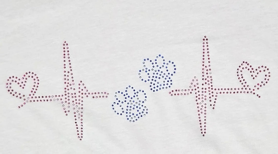 Handgefertigtes Strass Herzfrequenz Motiv mit Pfoten und Herz Detailaufnahme