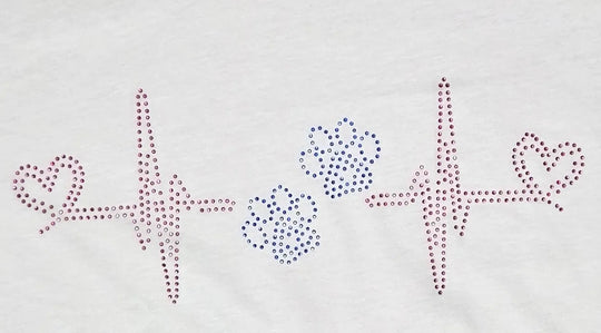 Handgefertigtes Strass Herzfrequenz Motiv mit Pfoten und Herz Detailaufnahme