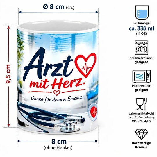 Maße der Keramiktasse „Arzt mit Herz“: ca. 9,5 cm Höhe, 8 cm Durchmesser und 330 ml Fassungsvermögen; spülmaschinen- und mikrowellengeeignet