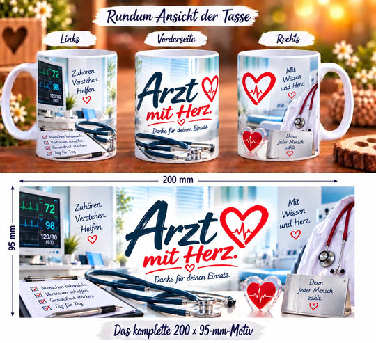 Tasse „Arzt mit Herz“ aus drei Perspektiven sowie das vollständige Druckmotiv mit Praxisillustration, Stethoskop und Sprüchen