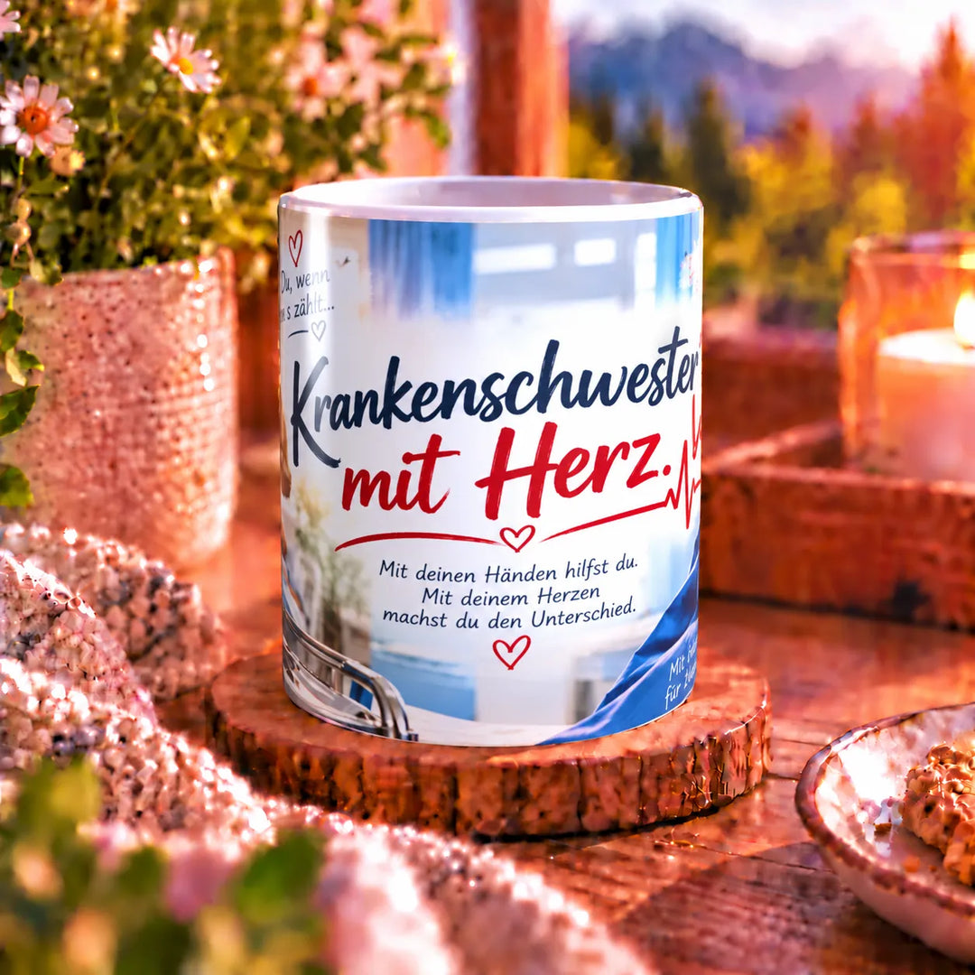 Keramiktasse mit Aufschrift „Krankenschwester mit Herz“, Pflegeillustration und roten Herzsymbolen