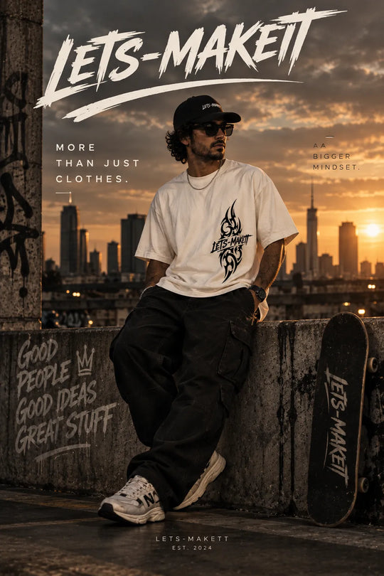Mann trägt Tribal Streetwear Oversize T-Shirt in Coconut Milk mit schwarzem Frontprint in urbaner Lifestyle-Szene
